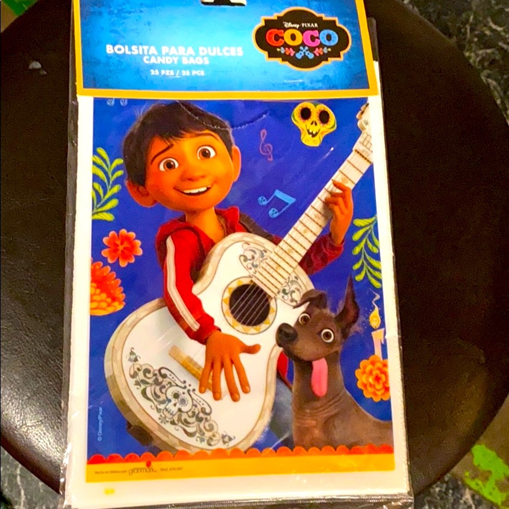 2 Candybags New x $ 13.dlls.
Movie “ COCO”